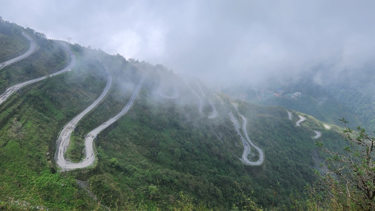 Zuluk is a charming village perched at an altitude of about 10,000 feet in the eastern part of Sikkim, India. Known for its stunning panoramic views of the Himalayas and the winding Old Silk Route, Zuluk offers a unique blend of natural beauty and historical significance. It offers breathtaking views of the Kanchenjunga range.